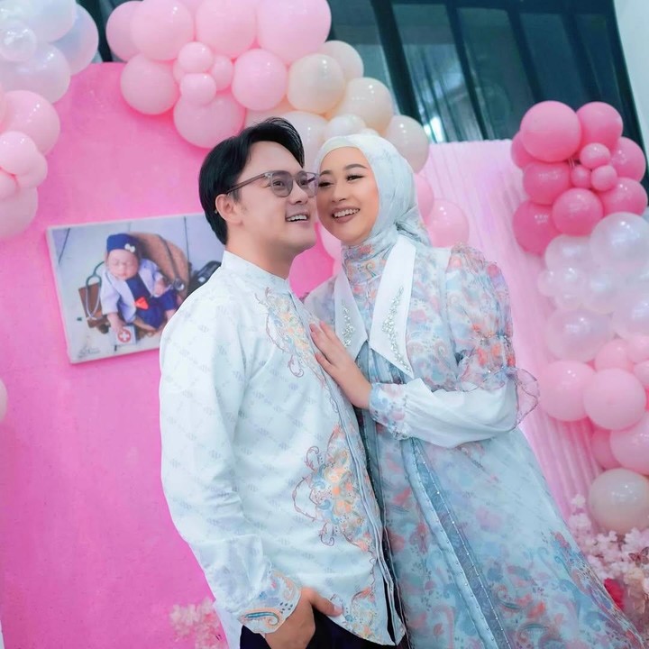 <p>Danang dan istrinya resmi menikah pada 12 Desember 2021. Empat tahun mengarungi bahtera rumah tangga, pasangan ini jauh dari gosip miring netizen, Bunda. Sebaliknya, mereka pun terlihat semakin kompak setelah memiliki anak.&nbsp;(Foto: Instagram @hemasnura)</p>