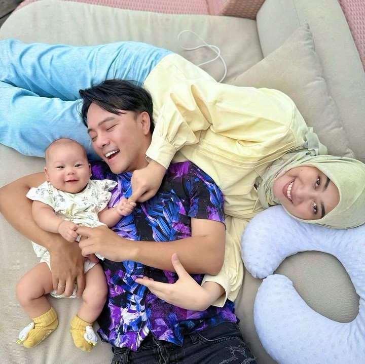 <p>Keduanya pun selalu terlihat kompak untuk mengurus putri mereka. Hal tersebut diketahui langsung melalui berbagai momen yang dibagikan di media sosial.&nbsp;(Foto: Instagram @hemasnura)</p>