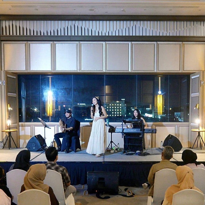 <p>Pertunjukkan ini telah sukses diselenggarakan di dua kota besar. Di Galeri Indonesia Kaya, Jakarta, pada Sabtu (6/12), dan GRAMM Hotel by Ambarrukmo, Yogyakarta, pada Minggu (7/12). Sang penyanyi pun mengungkap rasa haru sekaligus bahagia atas respons para penggemar. &ldquo;Terharu sekali menerima respons teman-teman atas puisi dan lagu baru saya,&rdquo; ujar Dewi.&nbsp;(Foto: Instagram @deelestari)</p>