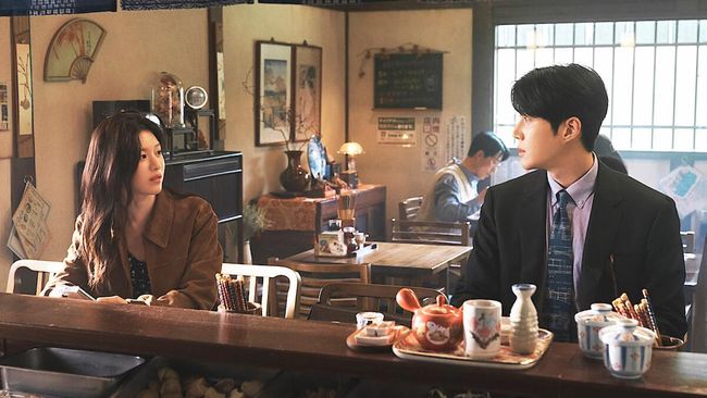 Sinopsis Can This Love Be Translated tentang kisah cinta penerjemah (Kim Seon-ho) dan aktris papan atas (Go Youn-jung).