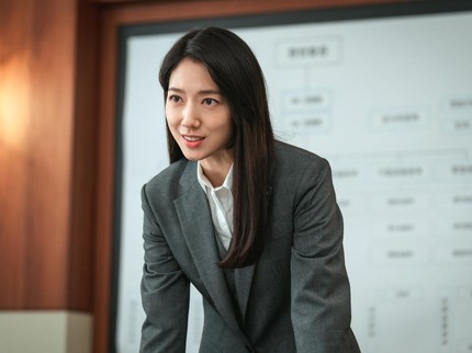 5 Transformasi Park Shin Hye untuk Drakor Terbaru Undercover Miss Hong