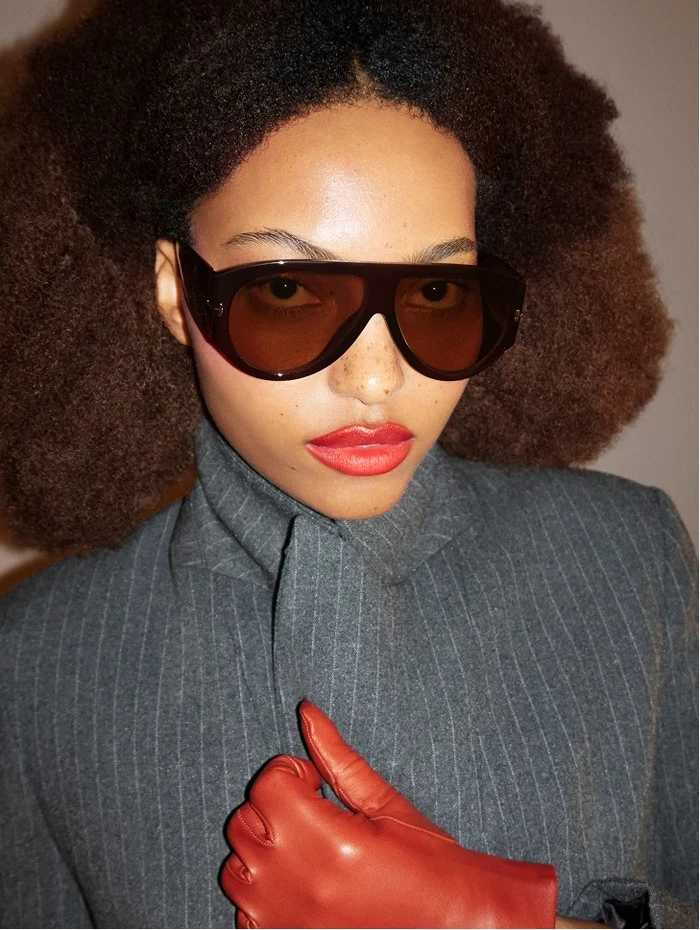 Estetika fashion cenderung maksimalis diprediksi Pinterest akan populer di 2026. Contohnya seperti Glamoratti, Poetcore, Gimme Gummy, dan Lace Up.