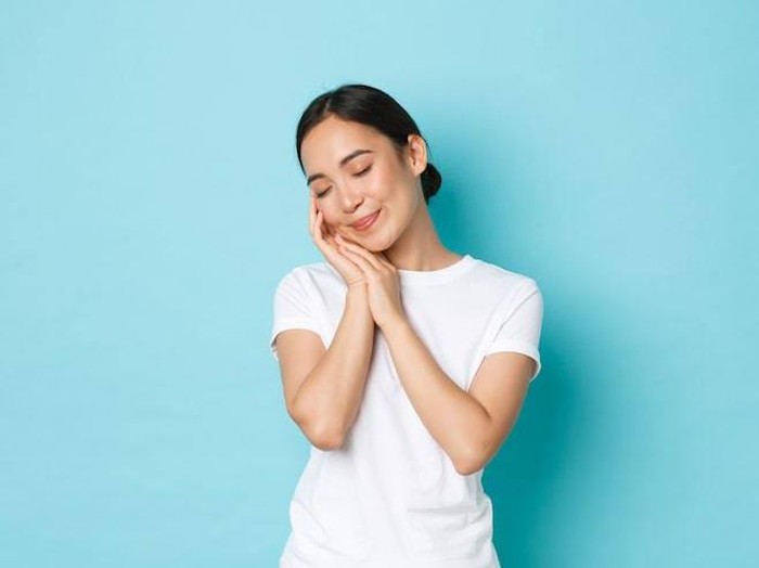 Merawat kulit tidak hanya dari luar saja. Namun, kamu juga bisa merawatnya dari dalam dengan mengonsumsi jamu yang mengandung kunyit, temulawak, dan berbagai bahan herbal lainnya.