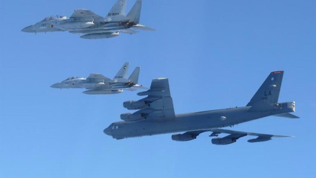 Jet pengebom AS terbang bersama jet tempur Jepang di atas Laut Jepang pada Rabu (10/12) sebagai unjuk kekuatan menyusul latihan perang China dan Rusia.