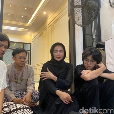 Tangisan Karina Ranau Saat Tahlilan Epy Kusnandar Dihadiri Banyak Orang