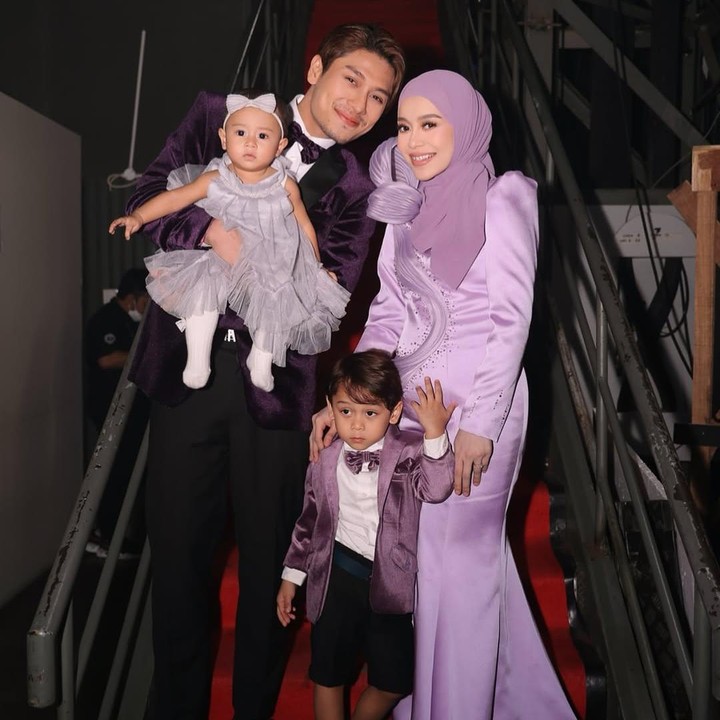 <p>Di antara banyaknya kesibukan saat hamil, Lesti tetap tak melupakan perannya sebagai Bunda dari dua anak. Di waktu luang, Lesti menghabiskan waktu dengan dua anaknya Muhammad Levian Al-Fatih Billar dan Leshia Tivana Billar. Pelantun lagu <em>Kejora</em> ini juga fokus untuk mempersiapkan diri menyambut kelahiran anak ketiga. (Foto: Instagram @lestikejora)</p>