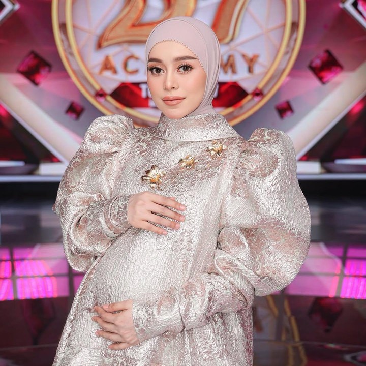 <p>Selain bekerja di panggung hiburan, Lesti juga menjalankan bisnis di bidang kecantikan. Tak lama setelah mengumumkan kehamilan ketiganya, Lesti membuka sebuah klinik kecantikan yang telah lama diimpikannya. Klinik ini adalah salah satu bisnis yang dibangun Lesti bersama sang suami. (Foto: Instagram @lestikejora)</p>