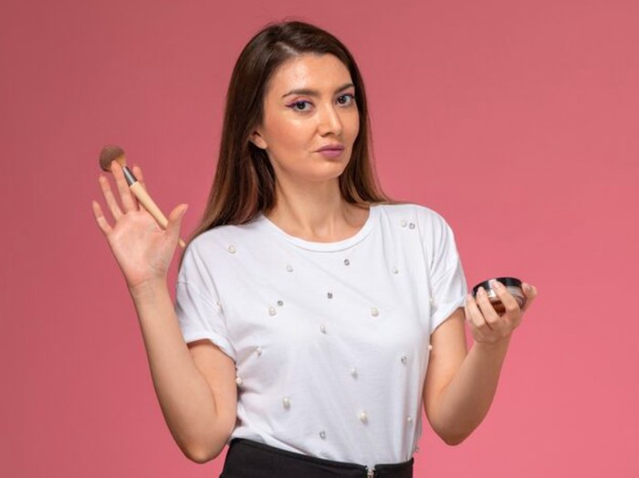 Makeup olive undertone wajib hindari foundation pinkish agar complexion tetap warm, tidak ashy, dan menyatu sempurna/Foto: freepik.com/KamranAydinov