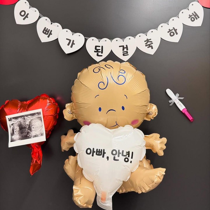 <p>Nam Bo Ra juga membagikan potret foto test pack dengan hasil positif dan foto USG kehamilannya ke publik. Dilansir laman <em>Korea JoongAng Daily</em>, usia kehamilan Nam Bo Ra saat ini sudah memasuki 12 minggu, Bunda. (Foto: Instagram @nambora)</p>