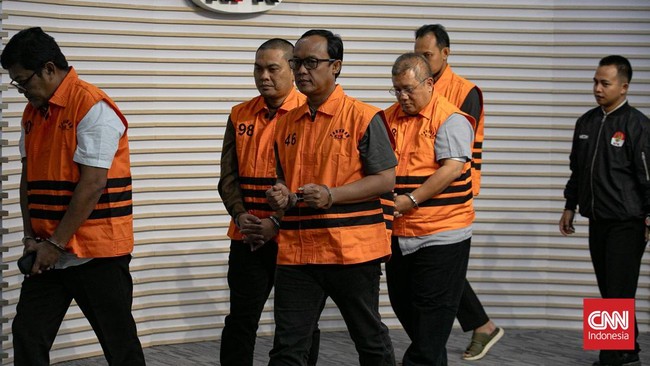 Dalam setahun terakhir, KPK menangkap tujuh kepala daerah dalam kasus korupsi, termasuk suap proyek dan gratifikasi. Simak rincian kasusnya di sini.