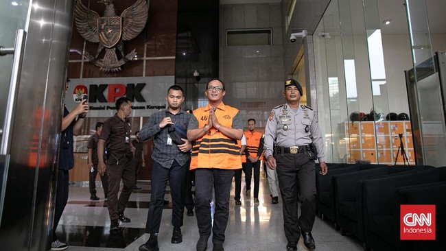 KPK menggeledah tiga lokasi termasuk kantor dan rumah dinas Bupati Lampung Tengah Ardito Wijaya, untuk mencari bukti tambahan.