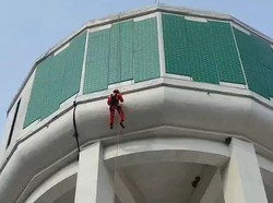 Tim Damkar Pasuruan Dapat Tugas Sulit Ambil Drone Warga Nyangkut di Tower