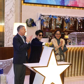 Pohon Natal Couture Kreasi Tex Saverio dan Rinaldy Yunardi Berdiri Megah di InterContinental Jakarta Pondok Indah