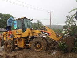 Polda Riau Kerahkan Alat Berat Ratakan Lumpur Pascabencana di Agam Sumbar