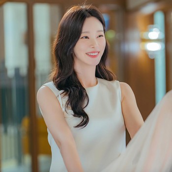 Transformasi Aktris Korea Lee Joo Bin Jadi Guru di Drama Spring Fever