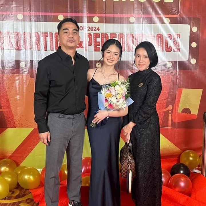 <p>Putri sulung mereka, Zara Leola Wicuda, lahir pada 16 Agustus 2006. Kini, ia sudah tumbuh menjadi gadis remaja yang cantik, Bunda. Zara pun sering membagikan potret dirinya lewat Instagram miliknya.&nbsp;(Foto: Instagram @ekawilestari)</p>