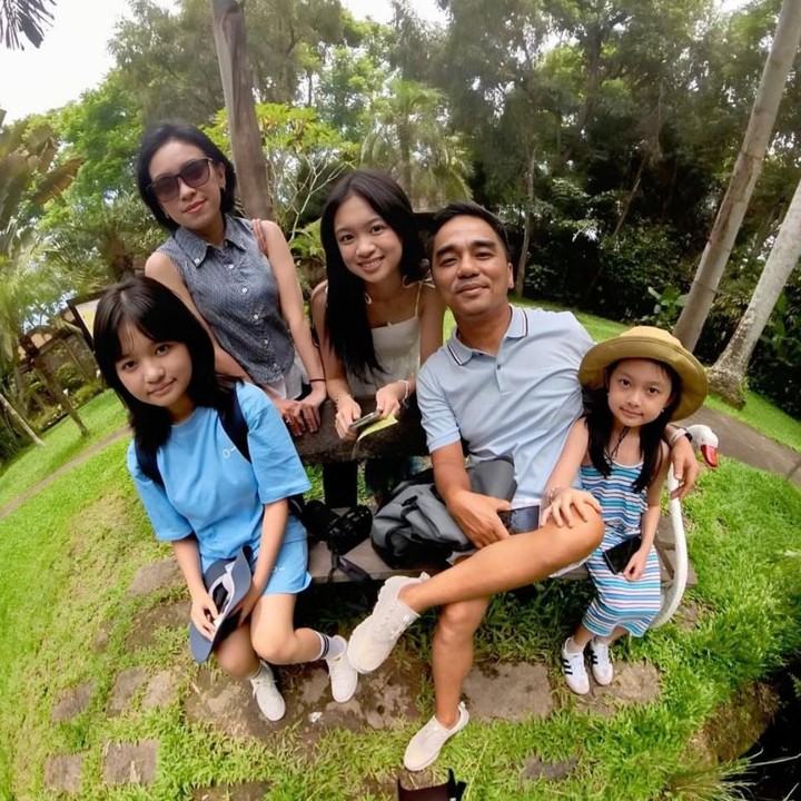 <p>Gitaris band 'Ungu', Enda, resmi mengikat janji sucinya dengan Eka Wilestari pada 17 Desember 2005, Bunda. Sudah 20 tahun mengarungi bahtera rumah tangga, pasangan ini sudah dikaruniai tiga orang putri. Mereka adalah Zara Leola Wicuda, Azahbel Lyrna Winola, dan Azahlya Latifa Wiyanda. (Foto: Instagram @zara_leola_official)</p>