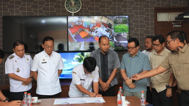 Selain menyedikan lahan untuk hunian sementara, PTPN IV juga mengerahkan alat berat untuk pemulihan pascabencana dan memastikan bantuan sampai ke korban.