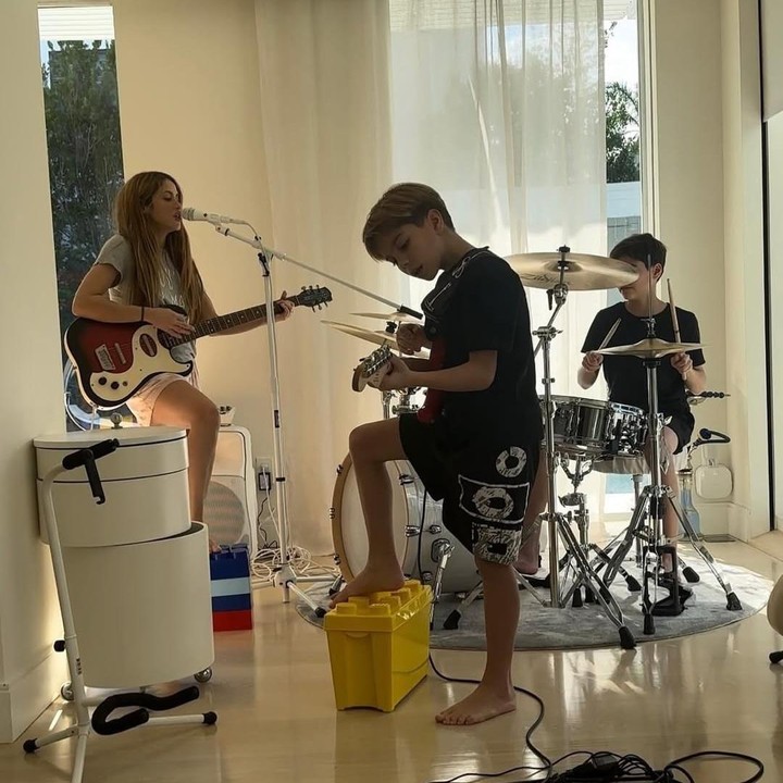 <p>Shakira memang sangat dekat dengan Milan dan Sasha. Beberapa waktu lalu, Shakira pernah mengunggah potret bersama kedua putranya saat bermain musik bersama. Dalam <em>postingan</em> ini, Shakira mengungkap kehadiran Milan dan Sasha yang begitu berharga dalam hidupnya. "Dan untuk Milan dan Sasha, dua matahari dalam hidupku, terima kasih telah menerangi hidupku dan melengkapi diriku," ujarnya. (Foto: Instagram @shakira)</p>