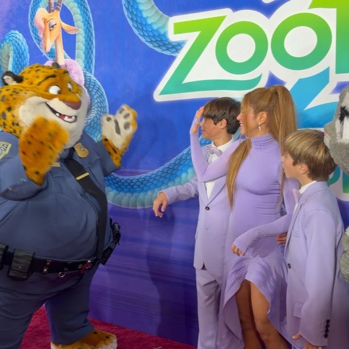 <p>Sebelum tampil di atas panggung, Milan dan Sasha sempat diboyong oleh Shakira untuk menghadiri premier film<em> Zootopia 2</em>. Shakira sendiri turut berperan di film ini untuk mengisi suara karakter Gazelle, Bunda. Di premier film<em> Zootopia 2</em>, Shakira dan kedua putranya juga kompak mengenakan pakaian bernuansa warna ungu. (Foto: Instagram @shakira)</p>