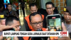 VIDEO: Bupati Lampung Tengah Goda Jurnalis Saat Ditahan KPK