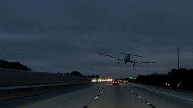 Detik-detik Pesawat Mendarat di Jalan Tol Florida, Timpa Satu Mobil