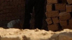 Pengungsi Gaza Bangun Rumah dari Tanah Liat di Musim Dingin