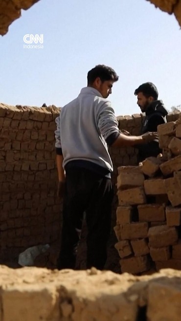 Pengungsi Gaza Bangun Rumah dari Tanah Liat di Musim Dingin