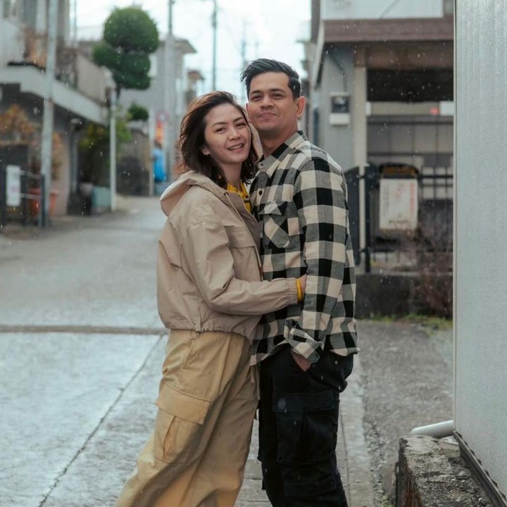 <p>Menikah pada tahun 2013, Tyara dan Surya telah melewati 12 tahun bersama dan tetap terlihat romantis bak pasangan baru lho, Bunda. Kini, mereka hidup bahagia bersama ketiga anaknya, yaitu Millian, Milena, dan Milaya. (Foto: Instagram @suryainsomnia)</p>