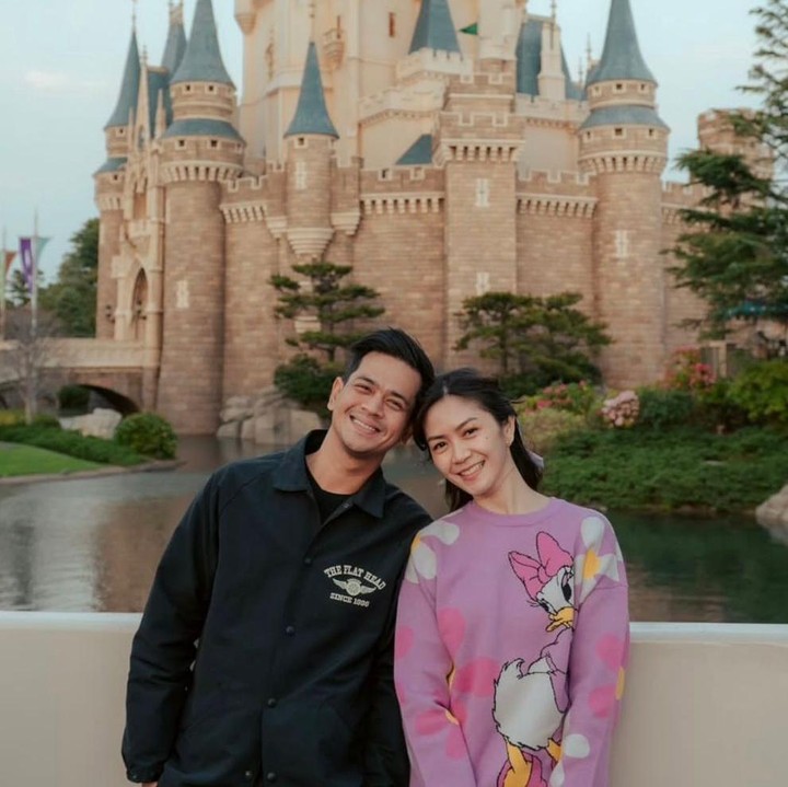 <p>Menjalani kehidupan sebagai pasangan selebriti mungkin kelihatannya tak semudah yang dilihat di layar kaca, Bunda. Namun, tak sedikit juga para artis yang langgeng menjalani rumah tangganya dan jauh diterpa gosip miring. Salah satunya adalah pasangan Tyara Renata dan Surya Insomnia. (Foto: Instagram @suryainsomnia)</p>