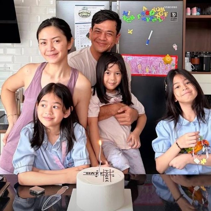 <p>Tepat pada tanggal 11 Desember 2025, Tyara Renata baru saja berulang tahun yang ke-39, Bunda. Di hari spesialnya, Tyara mendapatkan kue ulang tahun dari sang suami dan ketiga anaknya. (Foto: Instagram @suryainsomnia)</p>