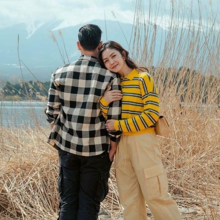 <p>Enggak cuma itu, suaminya, Surya Insomnia juga membagikan potret mesranya dengan sang istri yang lengkap dengan pesan manisnya. "<em>Happy Birthday</em> sayang. Sama-sama sampe tua," tulis Surya Insomnia dikutip dari Instagram Story-nya. (Foto: Instagram @suryainsomnia)</p>