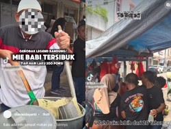 Viral Warung Mie Babi di Bandung, Penjualnya Pakai Peci dan Hijab!