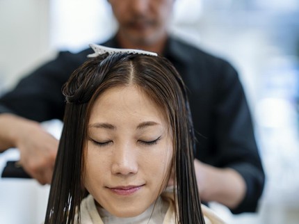 Bolehkah Ibu Menyusui Mewarnai Rambut? Ini Aturan Amannya