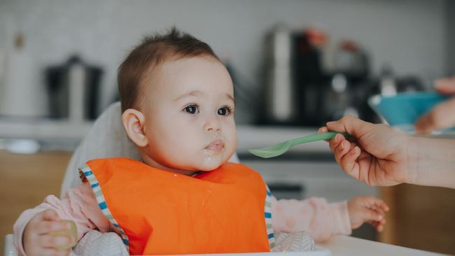5 Cara Mengatasi Bayi Makan Diemut, Bunda Perlu Tahu