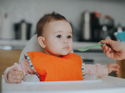 5 Cara Mengatasi Bayi Makan Diemut, Bunda Perlu Tahu