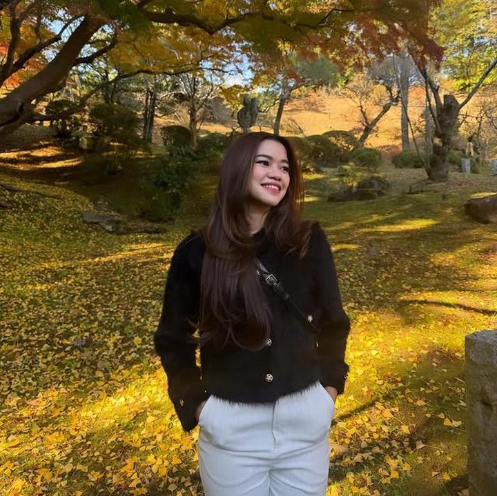 <p>Momen liburan itu pun dibagikan langsung oleh Ummi lewat beberapa potretnya yang diunggah di Instagram. Melihat dari beberapa potretnya, komedian berusia 24 tahun ini pun tak jarang mengabadikan potret <em>outfit of the day</em> (OOTD) selama berada di Negeri Sakura. (Foto: Instagram @ummi_quary)</p>