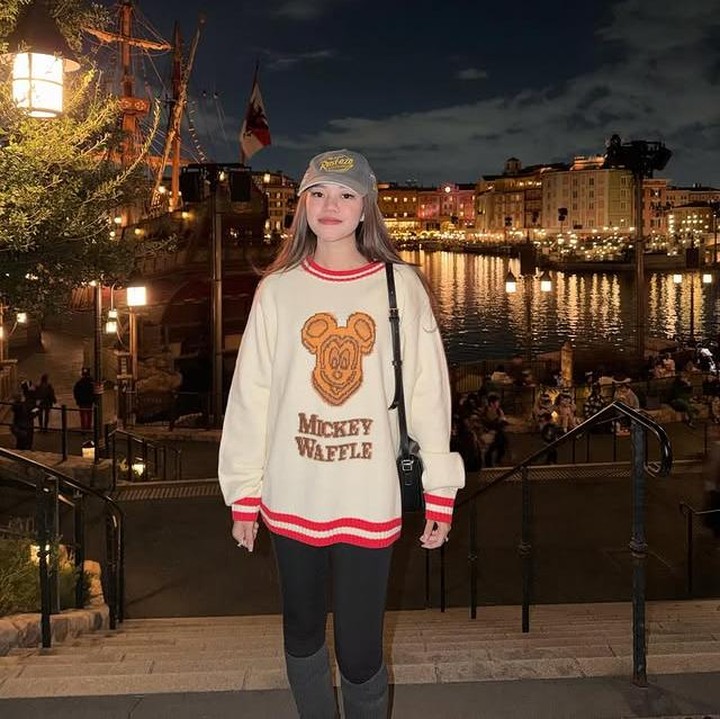 <p>Saat menikmati malam di DisneySea Tokyo, Ummi tampil <em>stylish</em> dengan <em>sweater</em> bertuliskan Mickey Waffle yang dipadukan dengan celana legging hitam. Gaya kasualnya terlihat semakin <em>chic</em> berkat <em>boots</em> dan topi yang ia kenakan, Bunda. Ummi pun membagikan rasa bahagianya selama berada di sana. "<em>Innerchild</em> ku kenyang sekalii masyaAllah, kemarin disneyland sekarang DisneySea. Gabisa <em>move on</em>! Indahh nyaa. Semoga kalian bisa kesinii sama anak anak kalian nantii yaa," ungkap Ummi. (Foto: Instagram @ummi_quary)</p>