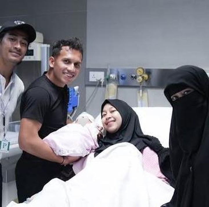 <p>Momen bahagia ini dibagikan langsung melalui Instagram Adiba dan Egy. Selama berada di rumah sakit, hadir pula ibunda Adiba, Umi Pipik, dan sang adik, Abidzar, yang setia mendampingi proses persalinan. Melalui unggahannya di Instagram, Adiba juga mengungkap nama sang putri. "Dunia kami menjadi jauh lebih cerah dengan kehadiranmu, Alhamdulillah ya Allah. Hai putri kecil kami, bayi Elara," tulisnya. (Foto: Instagram @egymaulanavikri/ @adiba.knza)</p>