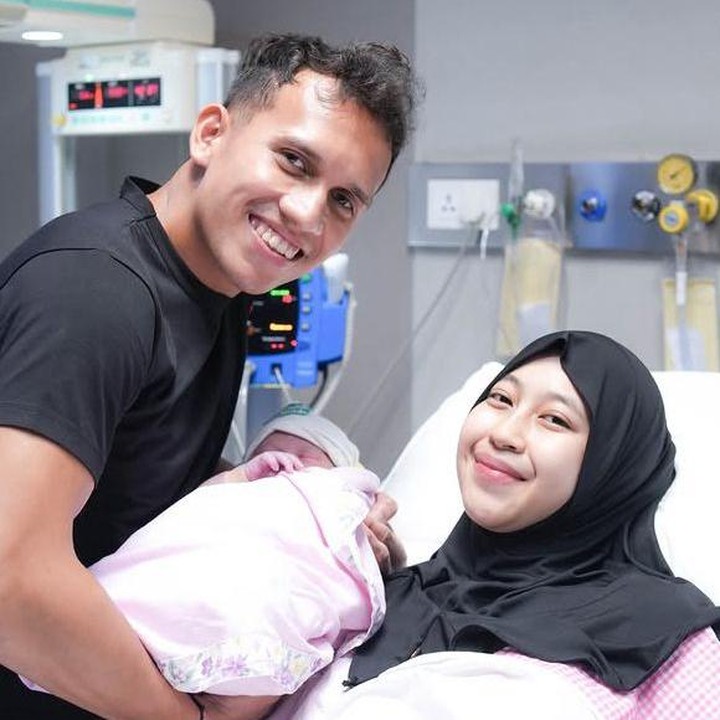 <p>Kabar bahagia datang menghampiri pasangan Adiba Khanza dan Egy Maulana. Baru-baru ini, putri dari mendiang ustaz Jefri Al Buchori dan Pipik Dian Irawati alias umi Pipik, melahirkan anak pertamanya yang berjenis kelamin perempuan, Bunda. (Foto: Instagram @egymaulanavikri/ @adiba.knza)</p>