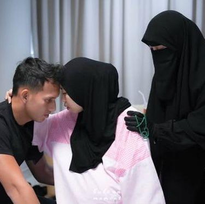 <p>Tidak hanya Egy, Umi Pipik juga tampak setia mendampingi putri sulungnya itu selama proses persalinan. Ia terlihat memegang erat pundak Adiba sambil memberikan dukungan kepada sang putri yang sedang merasakan sakitnya kontraksi. (Foto: Instagram @egymaulanavikri/ @adiba.knza)</p>