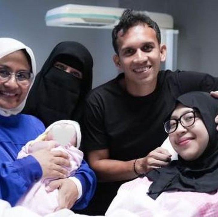 <p>Perlu diketahui, Adiba Khanza resmi mengikat janji sucinya dengan pesepak bola Egy Maulana pada 10 Desember 2023. Pasangan ini juga sempat membagikan momen tasyakuran tujuh bulan kehamilan pertamanya, Bunda. Setelah dua tahun menikah, Adiba dan Egy akhirnya dianugerahi seorang putri. (Foto: Instagram @egymaulanavikri/ @adiba.knza)</p>