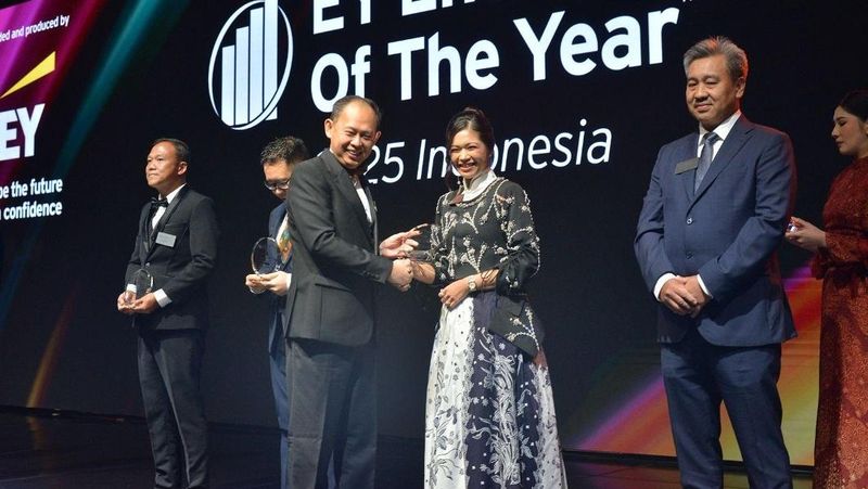 Co-CEO Lemonilo Group, Shinta Nurfauzia resmi terpilih menjadi salah satu finalis dan menerima piagam EY Entrepreneur of the Year 2025.