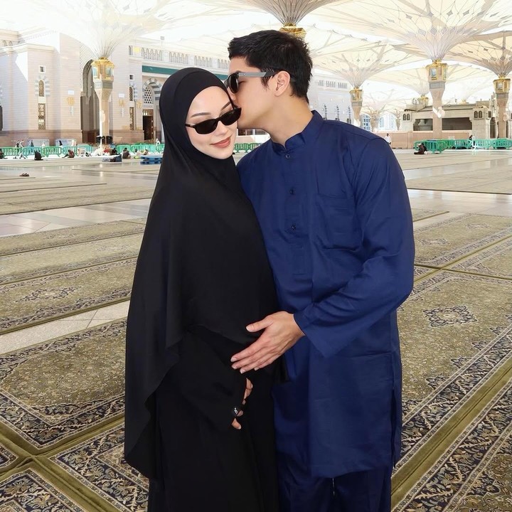 <p>Aktris cantik Alyssa Daguise tengah menjalani kehamilan pertamanya, Bunda. Saat ini, Alyssa diketahui sedang menunaikan ibadah umrah di Tanah Suci bersama suaminya Al Ghazali. Dalam unggahan di Instagram, Alyssa memamerkan gaya berbusananya yang mengenakan baju terusan gamis hitam dengan jilbab berwarna senada. Alyssa tampaknya sengaja memilih pakaian yang nyaman untuk membantunya menjalankan ibadah umrah. (Foto: Instagram @alyssadaguise)</p>