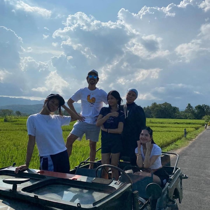 <p>Misalnya saja, seperti foto berikut ketika mereka liburan keliling sebuah pedesaan menggunakan mobil Jeep. &ldquo;Alam adalah taman bermain kami,&rdquo; tulis Ariyo, dikutip dari laman Instagram <em>@ariyowahab,</em> Jumat (12/12/2025).&nbsp;(Foto: Instagram @ariyowahab)</p>
