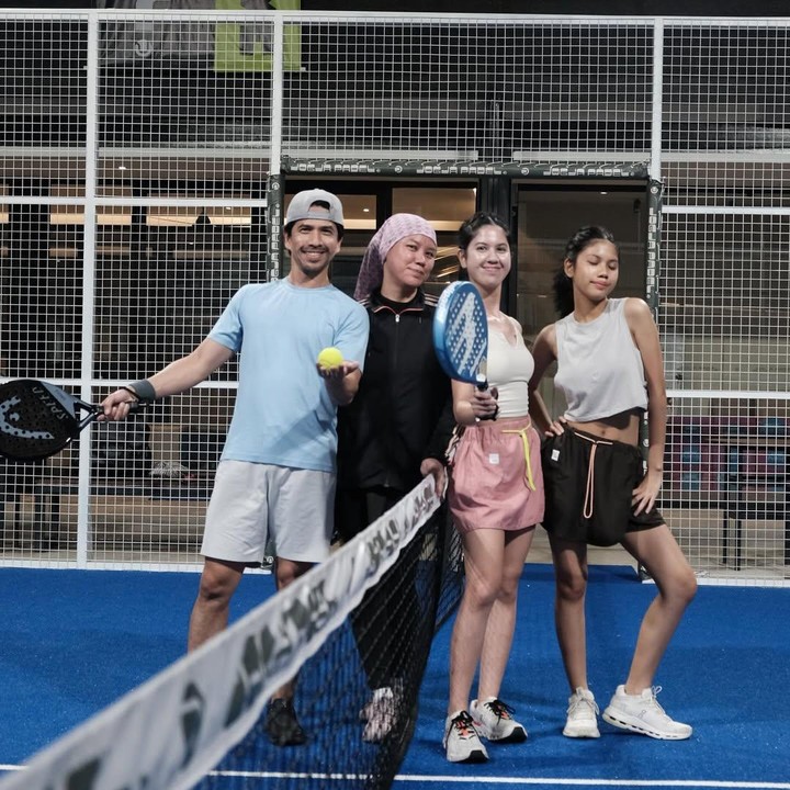 <p>Bukan hanya liburan, Ariyo juga sering menyempatkan waktu untuk olahraga bersama istri dan anak-anaknya. &ldquo;Pertandingan padel terbaik diukur dari senyuman, bukan poin,&rdquo; ujar Ariyo.&nbsp;(Foto: Instagram @ariyowahab)</p>