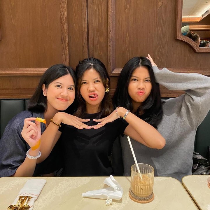 <p>Mereka adalah Kyra Wahab, Jaimie Wahab, dan Sabine Wahab. Ketiganya yang kini telah beranjak remaja dan tumbuh dengan paras yang cantik pun kerap mencuri perhatian publik, Bunda.&nbsp;(Foto: Instagram @ariyowahab)</p>