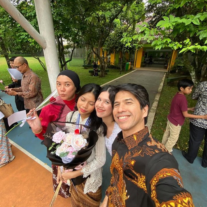 <p>Meski sibuk dengan jadwal syuting yang cukup padat, Ariyo tetap meluangkan waktunya untuk keluarga tercinta. Hal tersebut diketahui langsung melalui berbagai momen yang diunggah di media sosial.&nbsp;(Foto: Instagram @ariyowahab)</p>