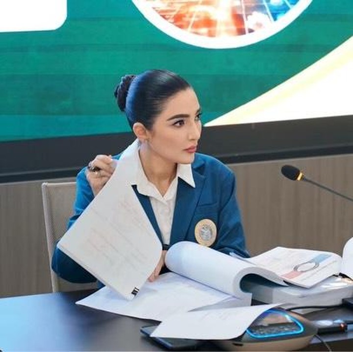 <p>Istri Anang Hermansyah ini juga menyampaikan rasa syukur karena dapat melanjutkan ke tahap berikutnya. &ldquo;Alhamdulillah hari ini ujian kelayakan selesai dan bisa maju&nbsp; ketahap berikut nya dengan beberapa revisi..Singkatnya, ujian kelayakan adalah filter kualitas untuk memastikan bahwa penelitian yang dilakukan mahasiswa sudah cukup matang, kokoh secara ilmiah, dan siap untuk dipertahankan dalam sidang yang lebih besar Nanti!! Semoga tahun depan semester terakhir saya, Amin ya Allah,&rdquo; ungkapnya.&nbsp;(Foto: Instagram @ashanty_ash)</p>