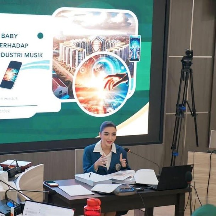 <p>Kabar tersebut diunggah oleh Ashanty melalui beberapa foto yang diunggah di akun Instagram pribadinya. Ia pun menceritakan perjuangannya terkait pencapaiannya yang satu ini. &ldquo;Nggak masalah sedikit mundur, memang tahun ini lumayan berat buat saya, penuh tantangan..satu hal yg saya yakini, tidak ada kata terlambat, atau berhenti berjuang,&rdquo; tulis Ashanty, dikutip dari laman Instagram <em>@ashanty_ash,</em> Jumat (12/12/2025).&nbsp;(Foto: Instagram @ashanty_ash)</p>